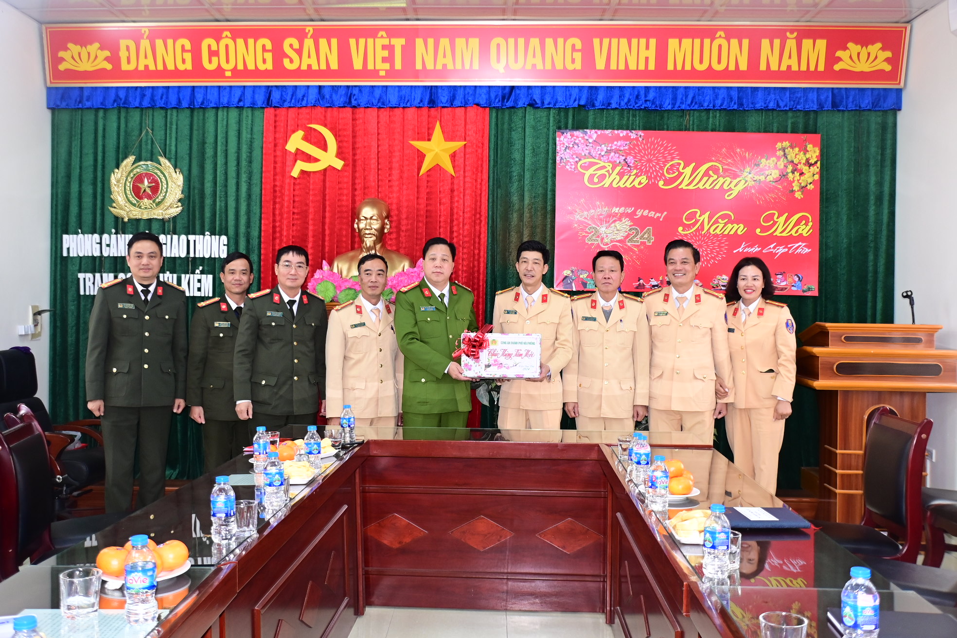 Đại tá Bùi Trung Thành – Phó Giám đốc CATP thăm, chúc Tết gia đình có công với cách mạng, Sở GTVT và Công an một số đơn vị